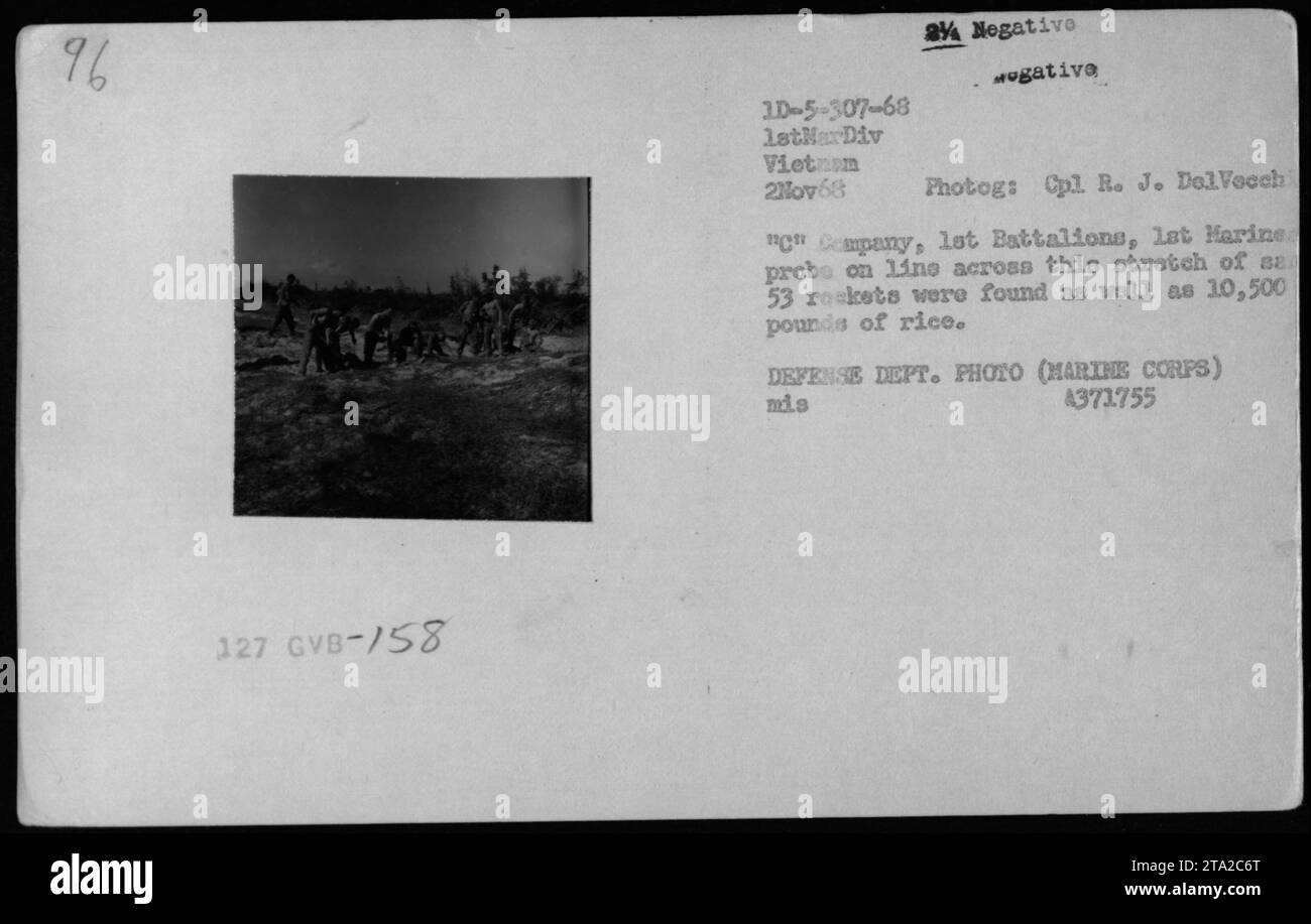 Les Marines AMÉRICAINS mènent une opération de recherche pendant la guerre du Vietnam. Le 2 novembre 1968, la compagnie du 1e bataillon de la 1e division des Marines découvre 53 roquettes et saisit 10 500 livres de riz. L'image capture des Marines en patrouille, dirigés par le caporal R. J. DelVecchi, alors qu'ils sondent la zone pour détecter d'éventuelles menaces. Banque D'Images