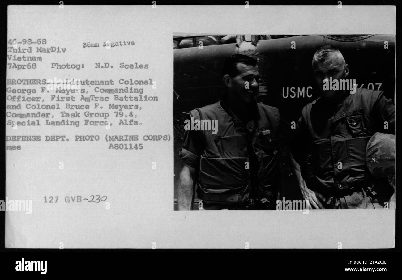 Le lieutenant-colonel George F. Meyers, commandant du premier bataillon Amtrac, et le colonel Bruce F. Meyers, commandant du groupe opérationnel 79.4, Force spéciale de débarquement, Alfa, sont photographiés ici pendant la guerre du Vietnam le 7 avril 1968. Ils sont vus sur cette photo du Département de la Défense prise par N.D. Scales, un photographe du corps des Marines. Banque D'Images