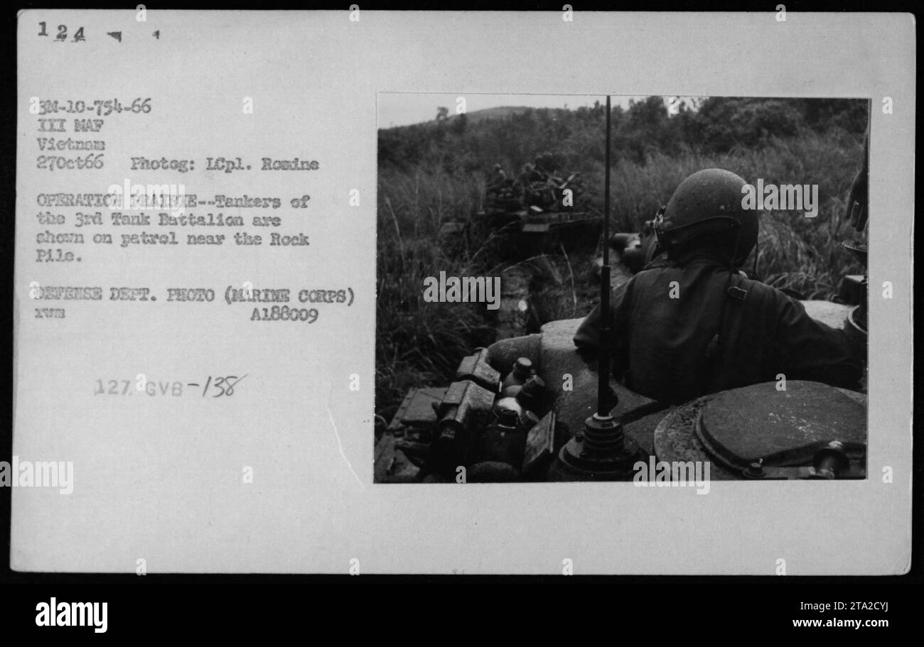 3rd Tank Battalion patrouillant près de la pile de rochers lors de l'opération Prairie I le 27 octobre 1966. Cette photographie capture des pétroliers en action, prise par le Lcpl. Rosine. Photo du ministère de la Défense (corps des Marines) A188009 127, GVB-/38. Banque D'Images