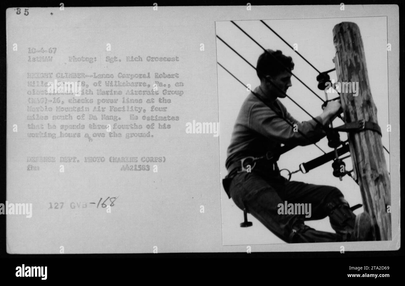 Le caporal Robert Miller Jr., un électricien du Marine Aircraft Group (MAG)-16, est vu en train de vérifier les lignes électriques à l'installation aérienne de Marble Mountain, située à quatre miles au sud de Da Nang pendant la guerre du Vietnam. Il estime qu'il passe la plupart de ses heures de travail au-dessus du sol. Banque D'Images