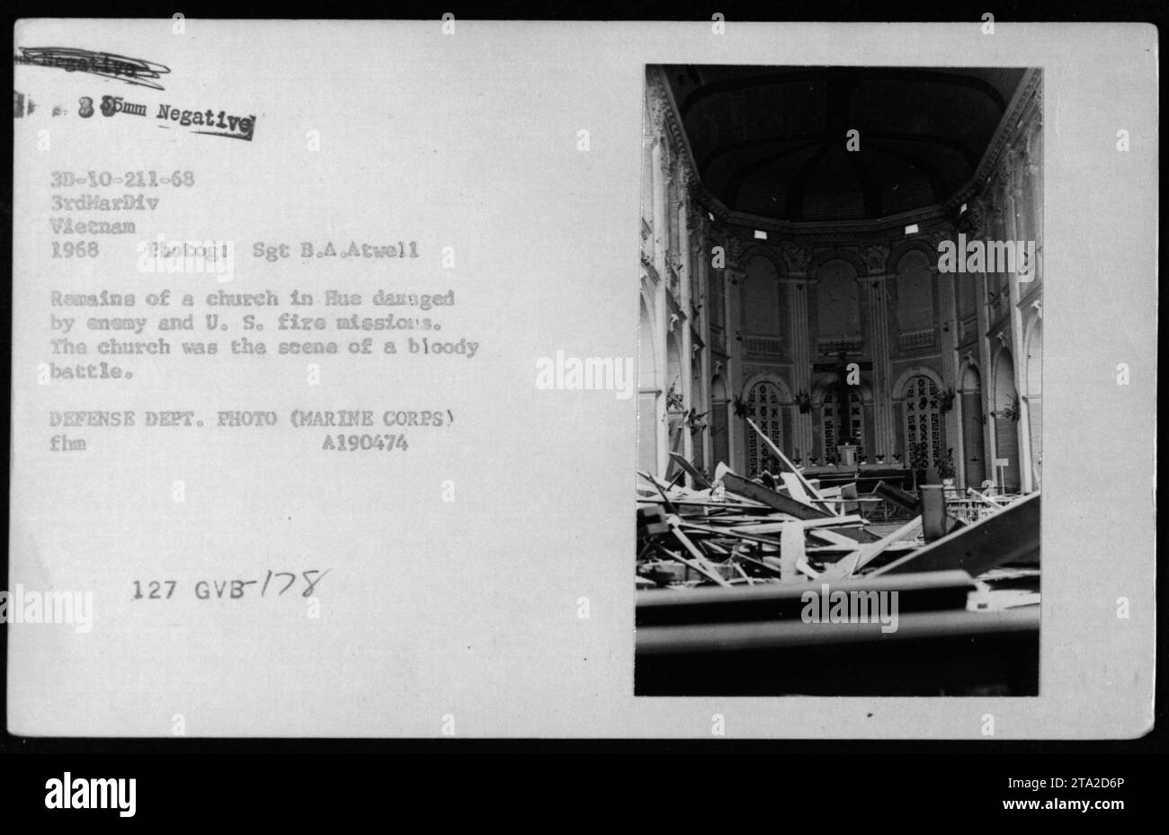 Les restes d'une église à Hué, au Vietnam, endommagée par les tirs ennemis et américains lors des combats intenses en 1968, montrent l'impact de la guerre du Vietnam. La photo, prise par le sergent B.A. Atwell de la 3e Division des Marines, documente la destruction des structures urbaines et les conflits militaires. Banque D'Images
