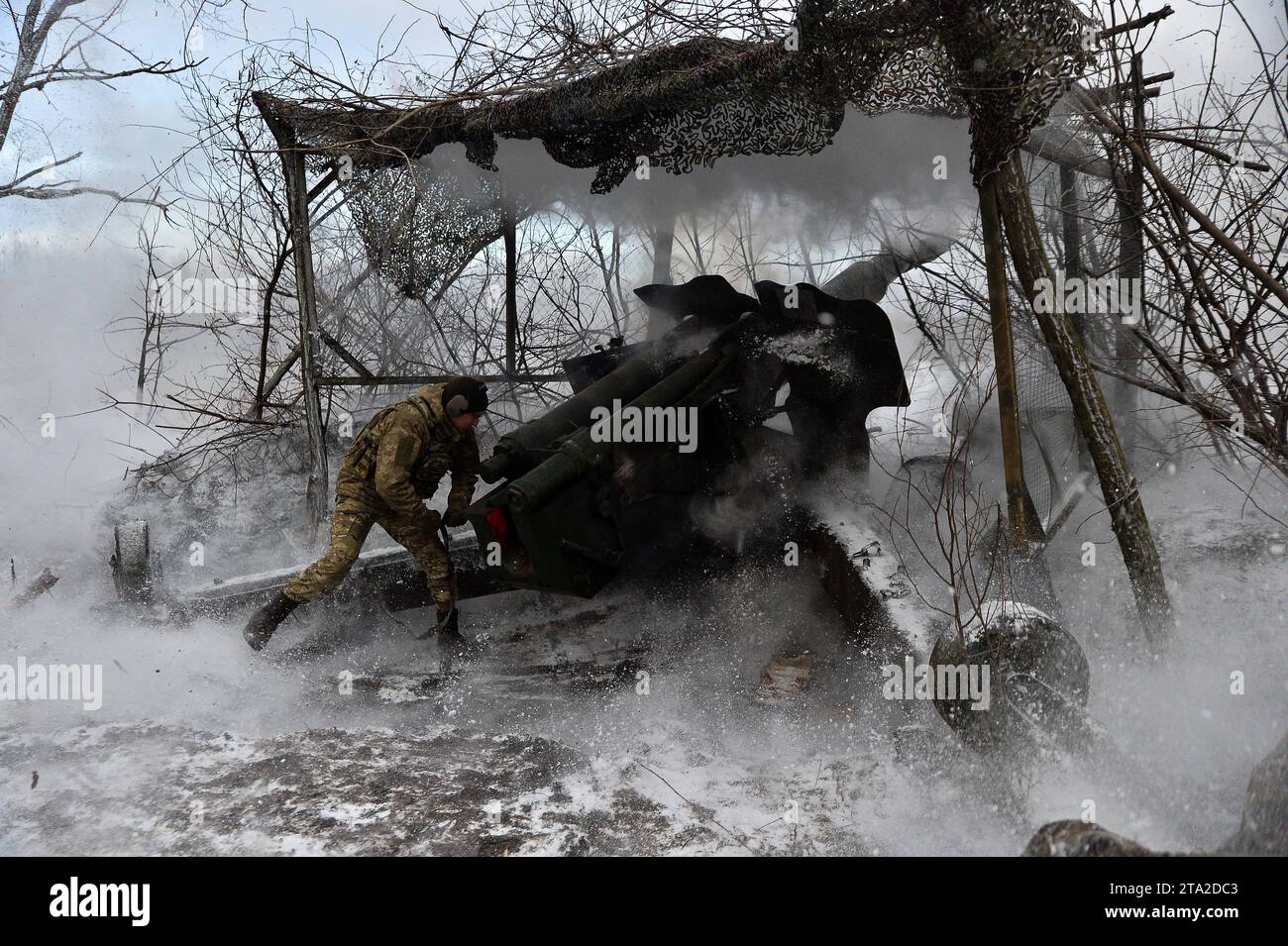 Kupyansk, oblast de Kharkiv, Ukraine. 27 novembre 2023. Un soldat ukrainien tire un obusier D-20 sur les forces russes. Les assauts russes se poursuivent malgré le début de l'hiver en Ukraine. (Image de crédit : © Madeleine Kelly/ZUMA Press Wire) USAGE ÉDITORIAL SEULEMENT! Non destiné à UN USAGE commercial ! Banque D'Images