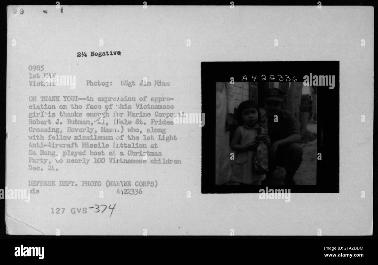Le 24 décembre 1968, près de 100 enfants vietnamiens ont assisté à une fête de Noël organisée par le caporal Robert J. Butanan et le 1er bataillon de missiles antiaériens légers à Da Nang, avec une fille exprimant sa gratitude. Banque D'Images