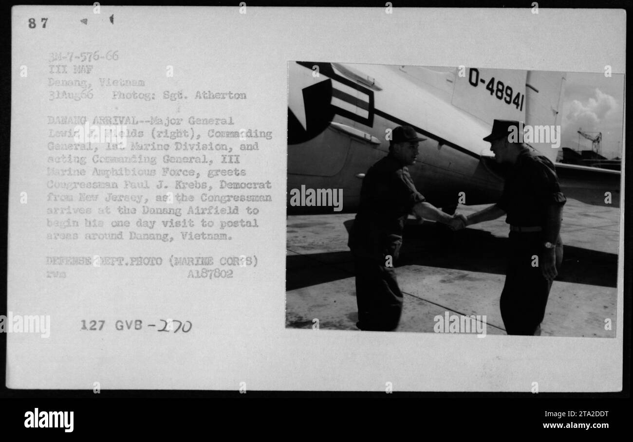 Le député Paul J. Krebs du New Jersey est accueilli par le major général Lewis J. Fields à l'aérodrome de Danang au Vietnam. Le membre du Congrès visite les zones postales autour de Danang et est accompagné de responsables militaires. La photographie a été prise le 31 août 1966 et fait partie d'une collection documentant les activités militaires américaines pendant la guerre du Vietnam. Banque D'Images