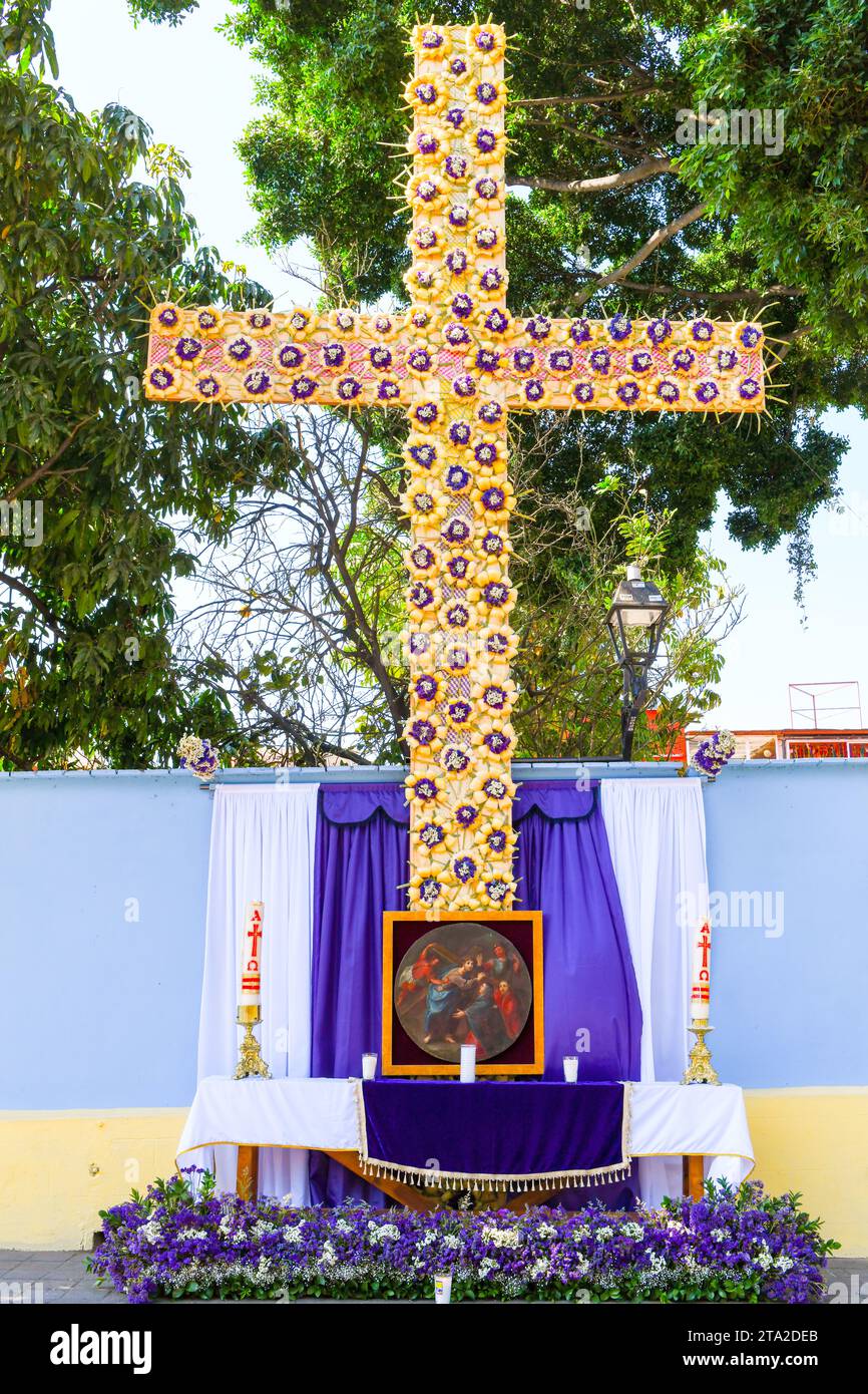 Croix géante mise en place pour Pâques, quartier de Jalatlaco, Oaxaca de Juarez, Mexique Banque D'Images