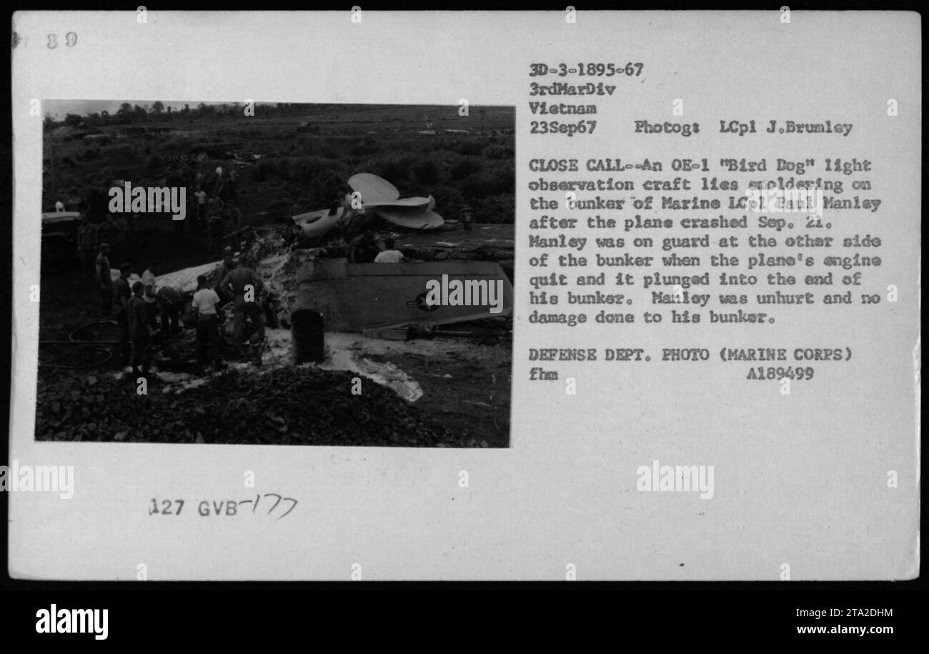 L'avion OE-1 Bird Dog endommagé se trouve dans le bunker du Lcpl Paul Manley après s'être écrasé le 21 septembre 1967. Manley était sur ses gardes à proximité lorsque le moteur de l'avion est tombé en panne, le faisant plonger dans le bout de son bunker. Heureusement, Manley est indemne et son bunker n'a subi aucun dommage. Banque D'Images