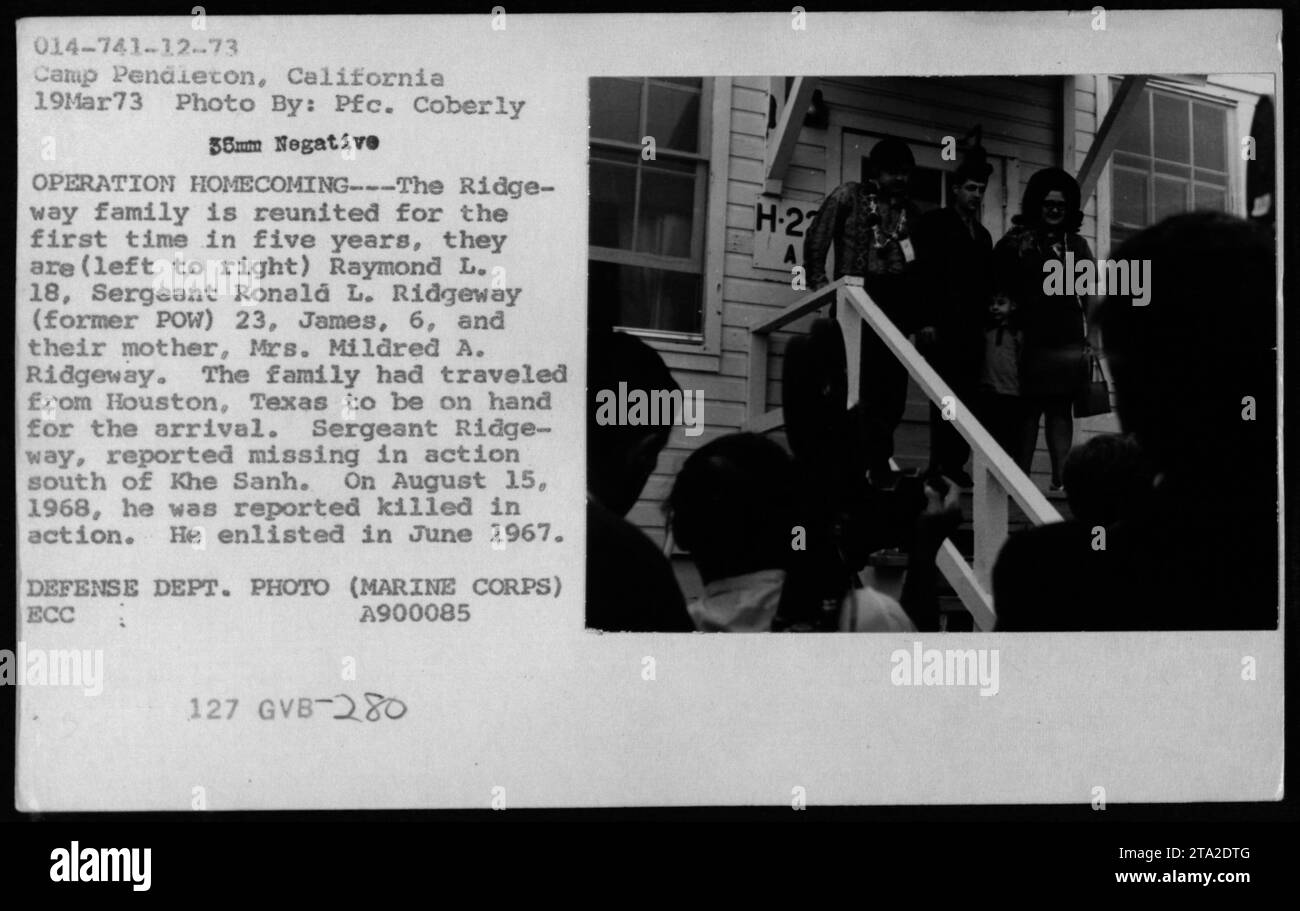 Le sergent Ronald L. Ridgeway retrouve sa famille au Camp Pendleton, en Californie, lors de l'opération Homecoming le 19 mars 1973, après avoir été porté disparu au combat en 1968. Banque D'Images