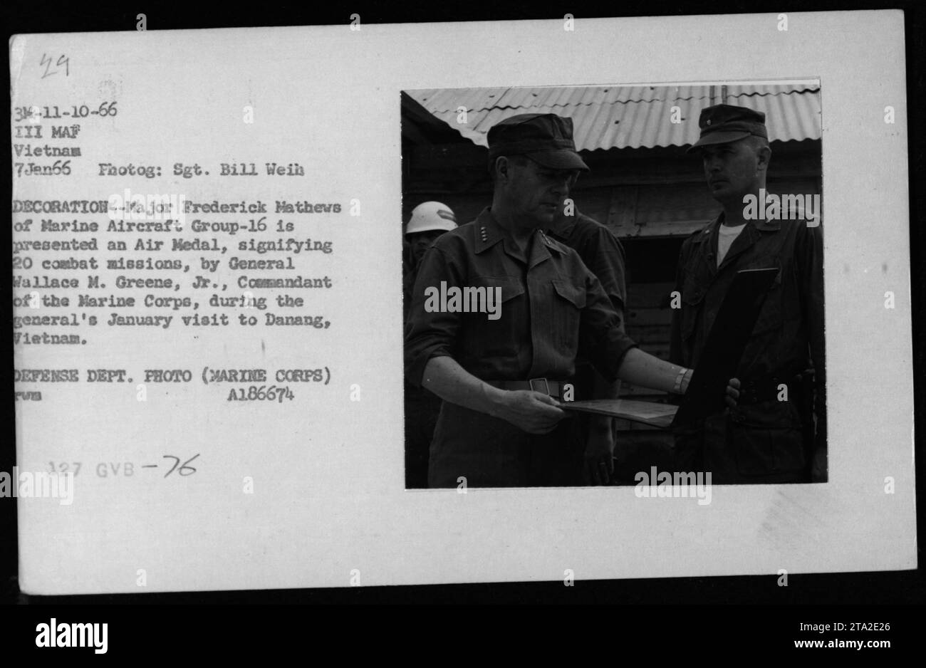 Le major Frederick Mathews du Marine Aircraft Group-16 reçoit une médaille de l'Air, indiquant 20 missions de combat, du général Wallace M. Greene, Jr., commandant du corps des Marines, lors d'une visite à Danang, Vietnam en janvier 1966. Photo prise par le sergent Bill Weih. Photo du ministère de la Défense (corps des Marines) A186674. Banque D'Images