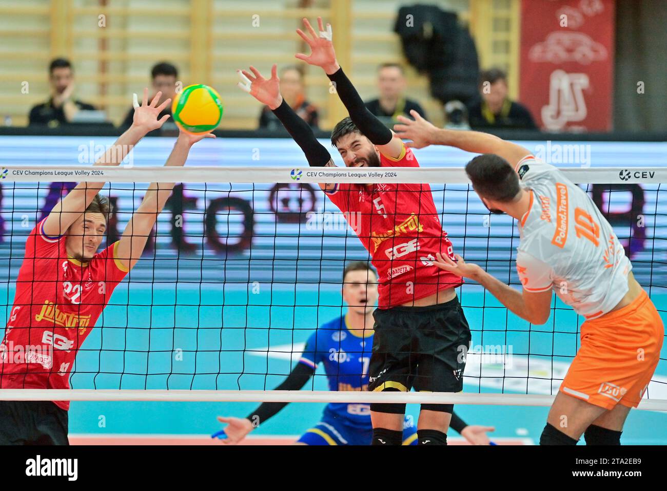 Ceske Budejovice, République tchèque. 28 novembre 2023. (G-D) Oliver Sedlacek, Petr Michalek et Ignacio Luengas de Jihostroj et Ryan Sclater de Wegiel en action lors du match du 2e tour de la Ligue des champions de volleyball masculin Jihostroj Ceske Budejovice vs Jastrzebski Wegiel à Ceske Budejovice, République tchèque, le 28 novembre 2023. Crédit : Vaclav Pancer/CTK photo/Alamy Live News Banque D'Images