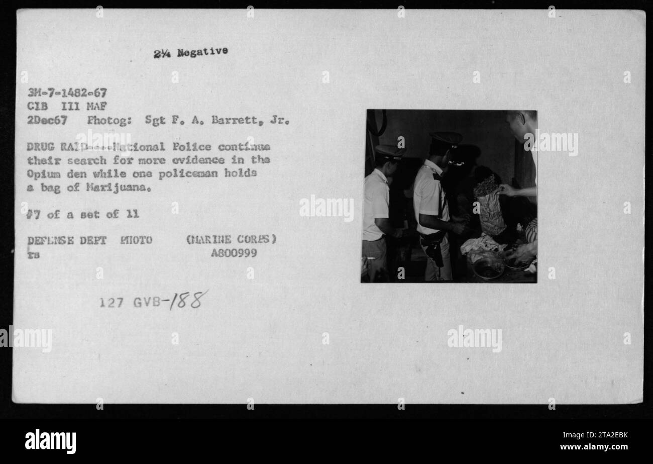 Drogues confisquées et accessoires exposés lors d'une descente de drogue le 2 décembre 1967. Cette photo montre un policier tenant un sac de marijuana alors que la police nationale recherchait plus de preuves dans une fosse à opium. Partie d'un ensemble de 11 images liées aux activités de l'armée américaine pendant la guerre du Vietnam. Photographe : Sgt F. A. Barrett, Jr Photo d'identité : 3H-7-1482-67 CIB III MAF 2Dec67. Ministère de la Défense Numéro de collection de films, d'effets photographiques et vidéo : A800999. Numéro d'impression : 127 GVB-188. Banque D'Images