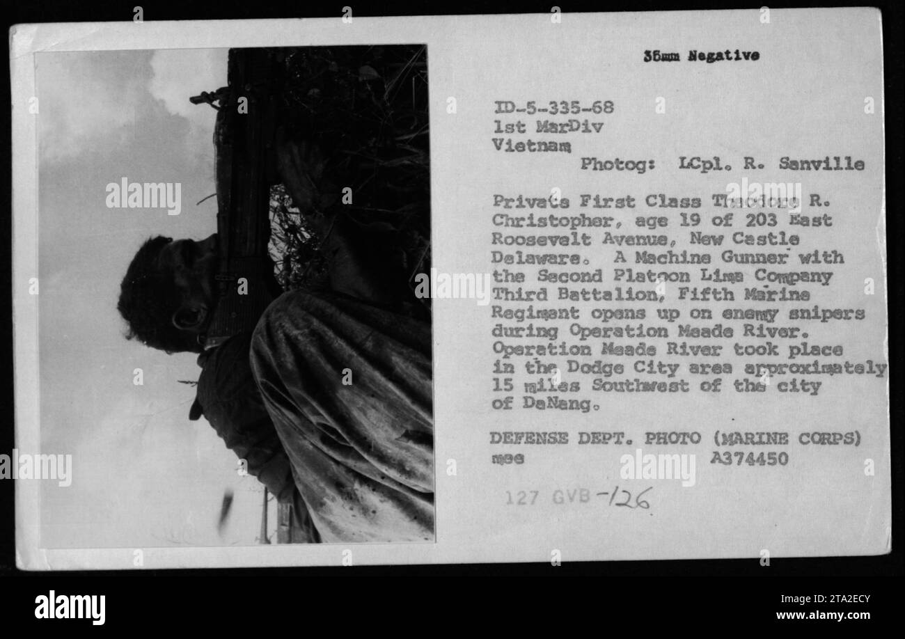 Le soldat de première classe Theodore R. Christopher, un mitrailleur de 19 ans du 3e bataillon de la Compagnie de Lima, est vu ouvrant le feu sur des tireurs d'élite ennemis lors de l'opération Meade River au Vietnam. L'opération a eu lieu dans la région de Dodge City, à environ 15 milles au sud-ouest de Da Nang. Photographie prise par le Lcpl. R. Sanville. Banque D'Images