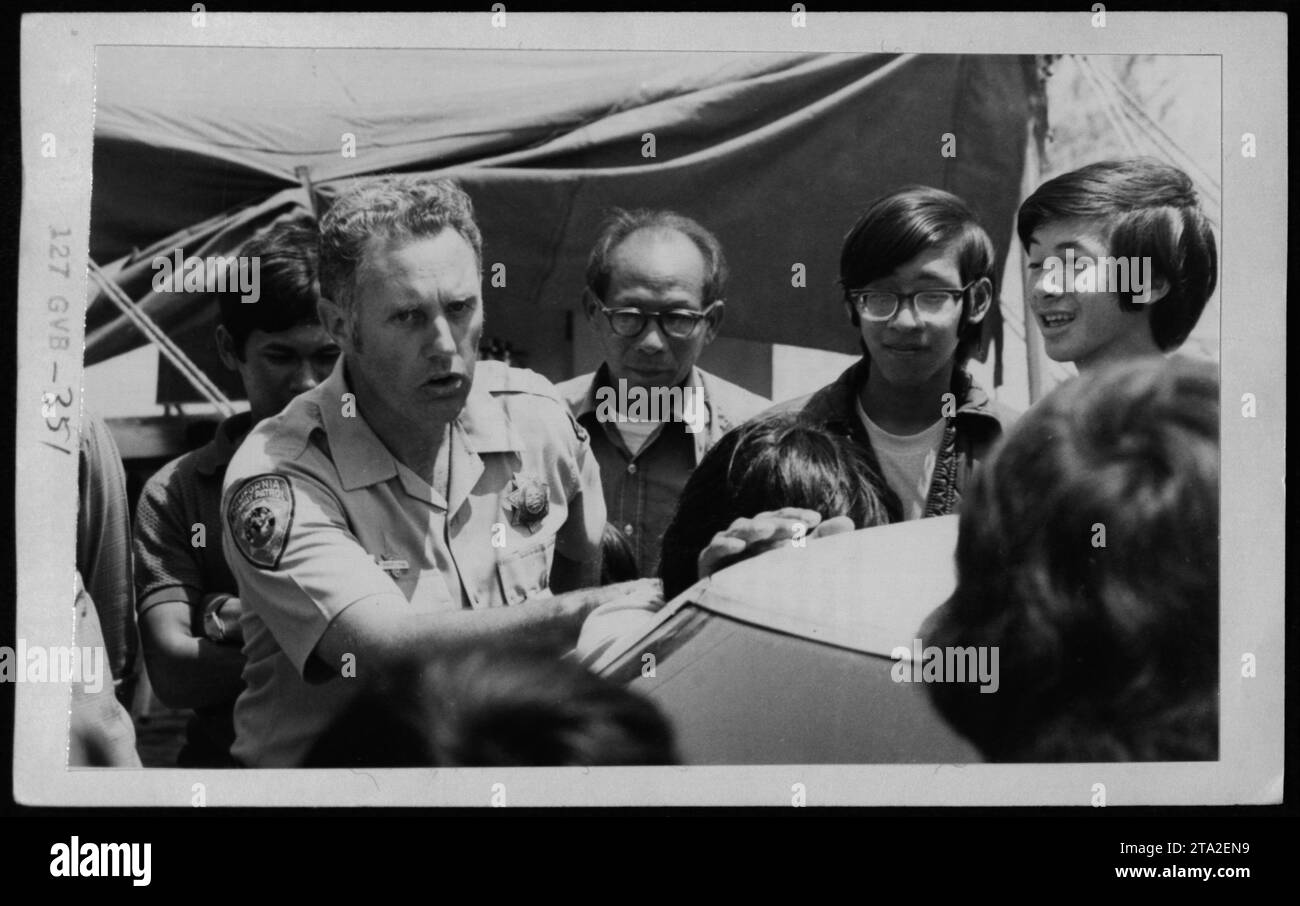 Des réfugiés vietnamiens se rassemblent lors d’une visite de Claudia Cardinale, Nguyen CAO Ky, Rosemary Clooney et Betty Ford dans la province de Ha Tinh le 9 juillet 1975. Banque D'Images