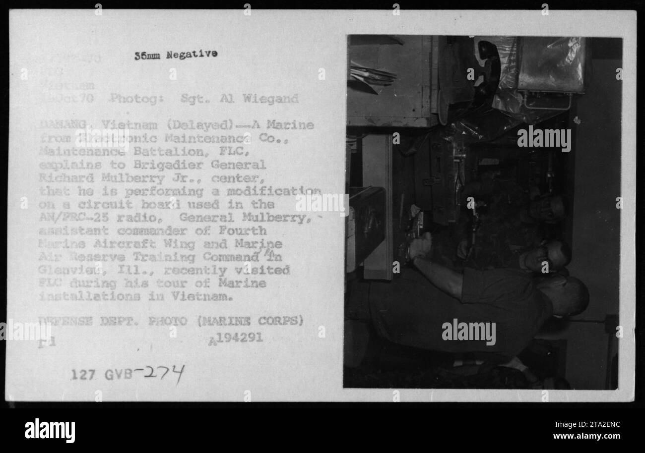 Le brigadier général Richard Mulberry Jr. (Au centre) parle à un Marine de la compagnie de maintenance électronique, bataillon de maintenance à Danang, Vietnam en octobre 1970. Le Marine explique qu'il effectue une modification sur une carte de circuit imprimé utilisée dans la radio AN/PRC-25. Le général Mulberry, commandant adjoint de la quatrième aile d'avions de Marine, a récemment visité des installations de Marine au Vietnam.' Banque D'Images