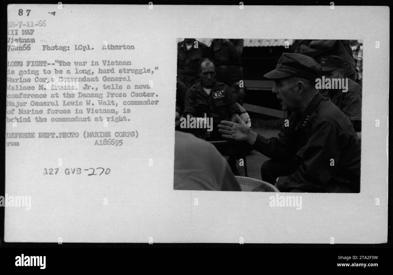 Le commandant du corps des Marines, le général Wallace M. Greene, Jr., prononce une conférence de presse au Centre de presse Danang pendant la guerre du Vietnam le 7 janvier 1966. Il mentionne que la guerre devrait être une bataille longue et difficile. Le major général Lewis W. Walt, commandant des forces des Marines au Vietnam, est vu debout derrière le commandant. Cette photographie a été prise par le Lcpl. Atherton. Photo du Département de la Défense. Banque D'Images