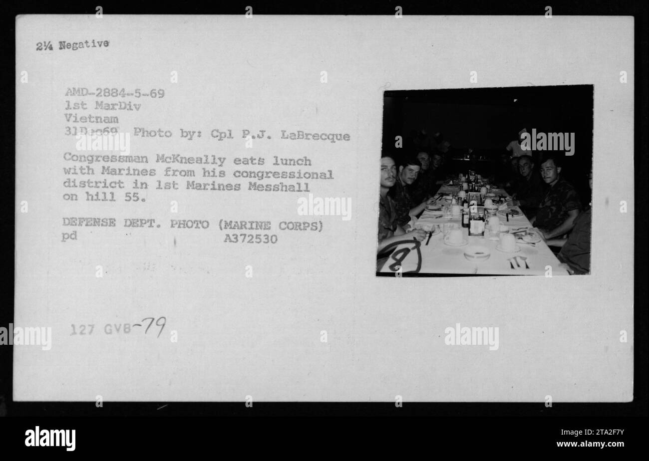 Le congressiste McKneally prend un déjeuner avec des Marines de son district dans le 1st Marines Messhall sur la colline 55 lors de sa visite au Vietnam en décembre 1969. Dans le sens horaire : John Warner, secrétaire adjoint à la Marine, Melvin Laird, secrétaire à la Défense et Norman Vincent Peale peuvent être vus sur la photo. Banque D'Images