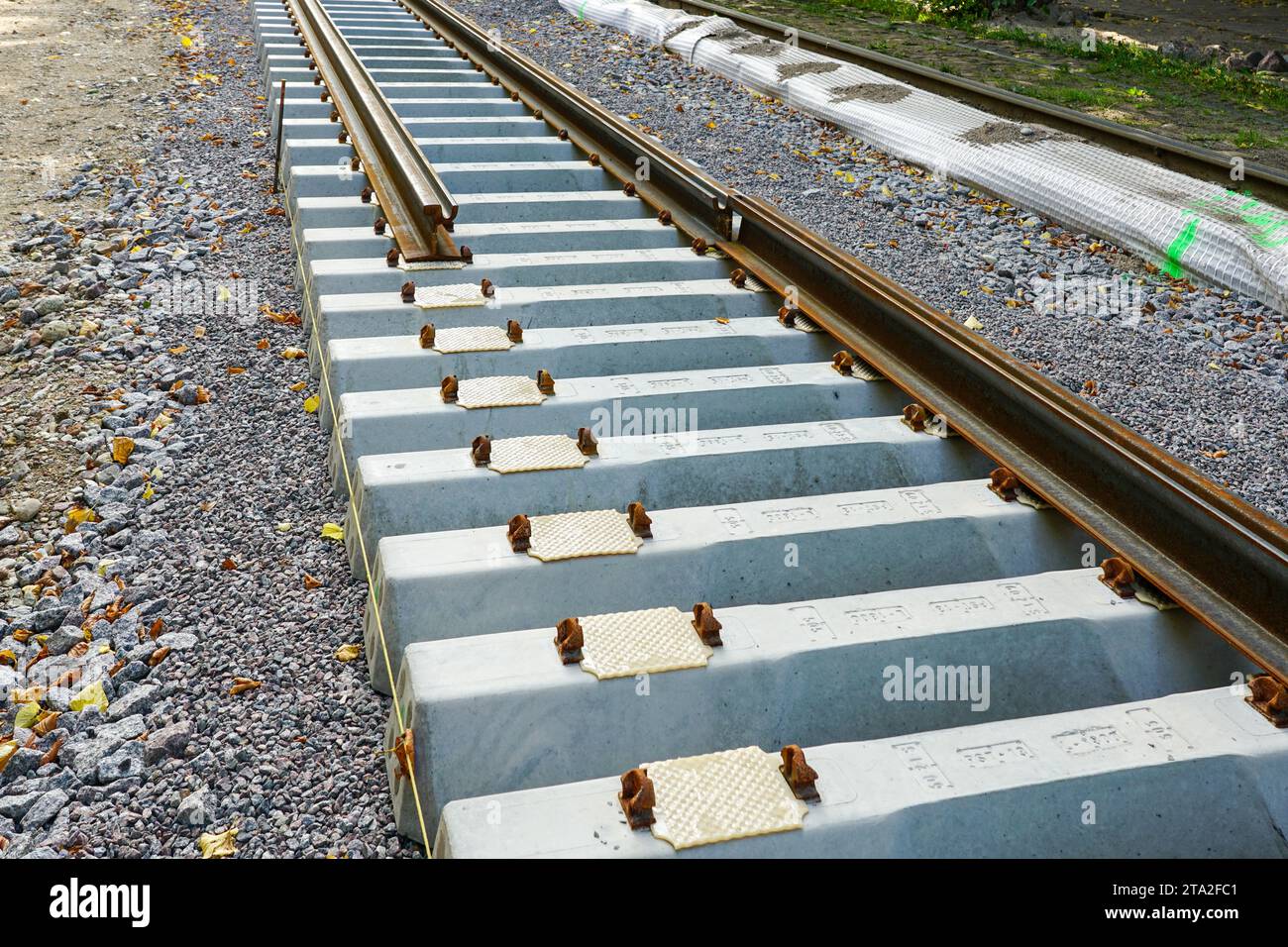 Pose de nouveaux rails de tramway sur de nouvelles traverses en béton avec des patins qui réduisent les vibrations et les émissions sonores Banque D'Images