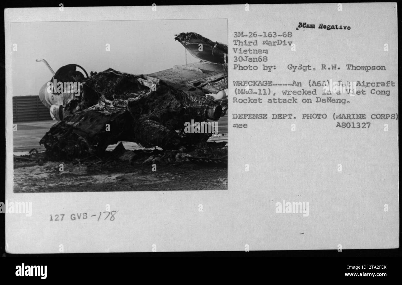 Une photo montrant les conséquences d'une attaque à la roquette Viet Cong sur Danang en janvier 1968. L'image montre l'épave endommagée d'un avion à réaction (A6A) de MAG-11, appartenant à la troisième arDiv Vietnam. La photo a été prise par Gyögt. R.W. Thompson. Il a été obtenu des archives du Département de la Défense (corps des Marines) avec le numéro d'identification A801327. Banque D'Images