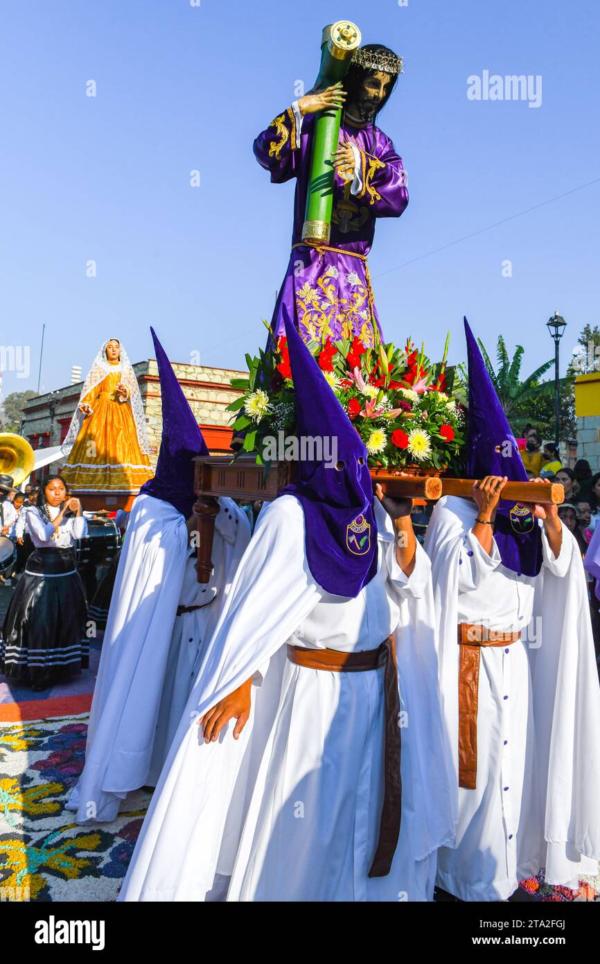 Vendredi Saint, procession silencieuse matinale, ville de Oaxaca, Mexique Banque D'Images