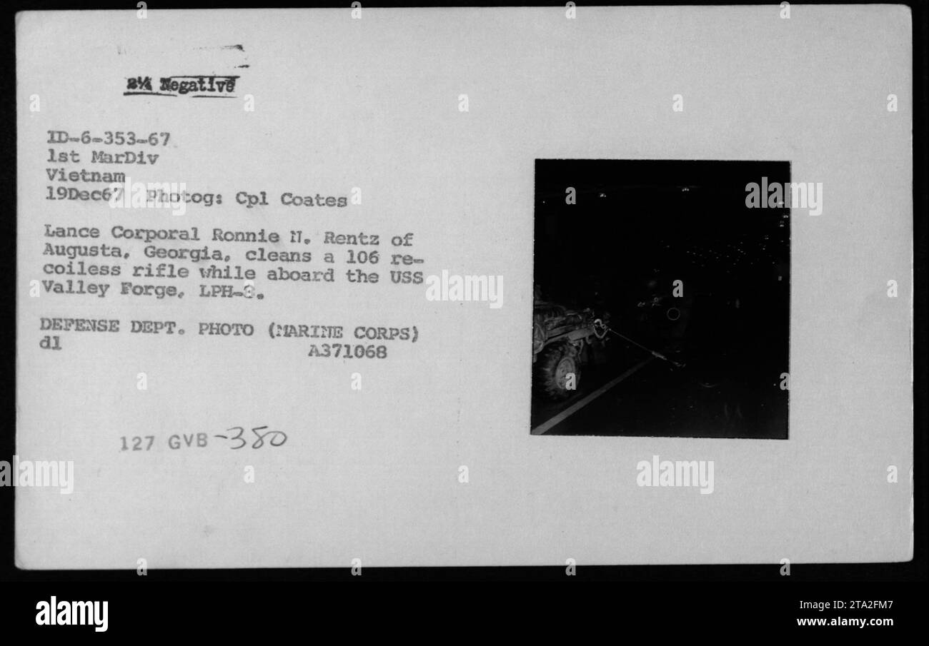 Lance Caporal Ronnie il. Rentz d'Augusta, en Géorgie, est vu nettoyer un fusil sans recul de 106 mm à bord de l'USS Valley Forge, LPH-8. La photographie a été prise le 19 décembre 1967, pendant la guerre du Vietnam. C'est une photo du Département de la Défense prise par le Cpl Coates. Banque D'Images