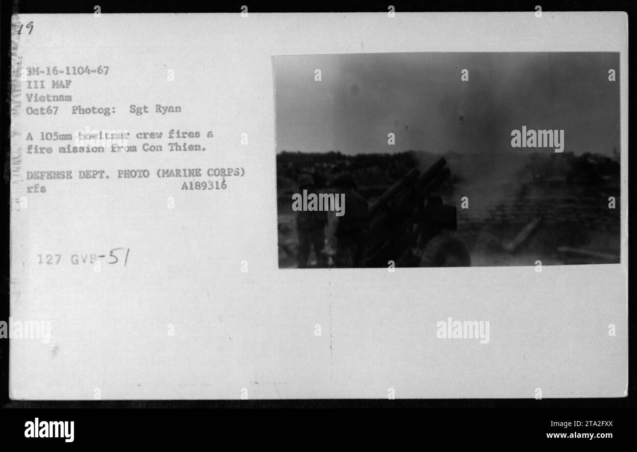 Un équipage d'obusiers de 105 mm lance une mission à Con Thien au Vietnam en octobre 1967, photographié par le Sgt Ryan, montrant l'artillerie en action. Banque D'Images