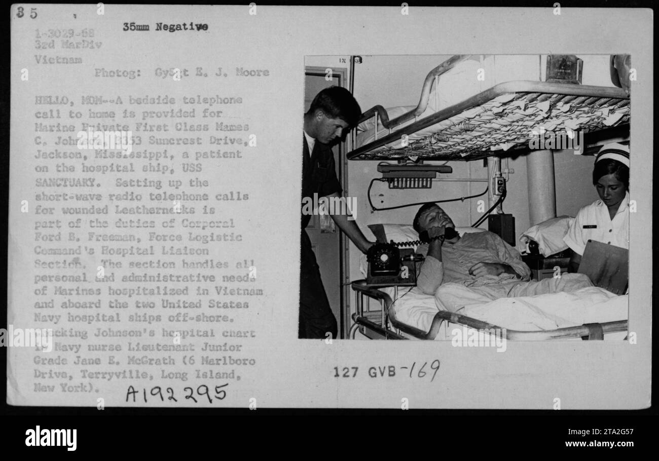 Un soldat de première classe des Marines, James C. Johnson, reçoit un appel téléphonique au chevet du navire-hôpital USS SANCTUARY alors qu'il est soigné pour des blessures pendant la guerre du Vietnam. Le caporal Ford B. Freeman, qui fait partie de la Section de liaison de l'hôpital du Commandement logistique de la Force, aide à établir des appels téléphoniques radio à ondes courtes pour les Marines blessés. L'infirmière de la Marine Lieutenant Junior Grade Jane E. McGrath vérifie le dossier de l'hôpital de Johnson. Banque D'Images