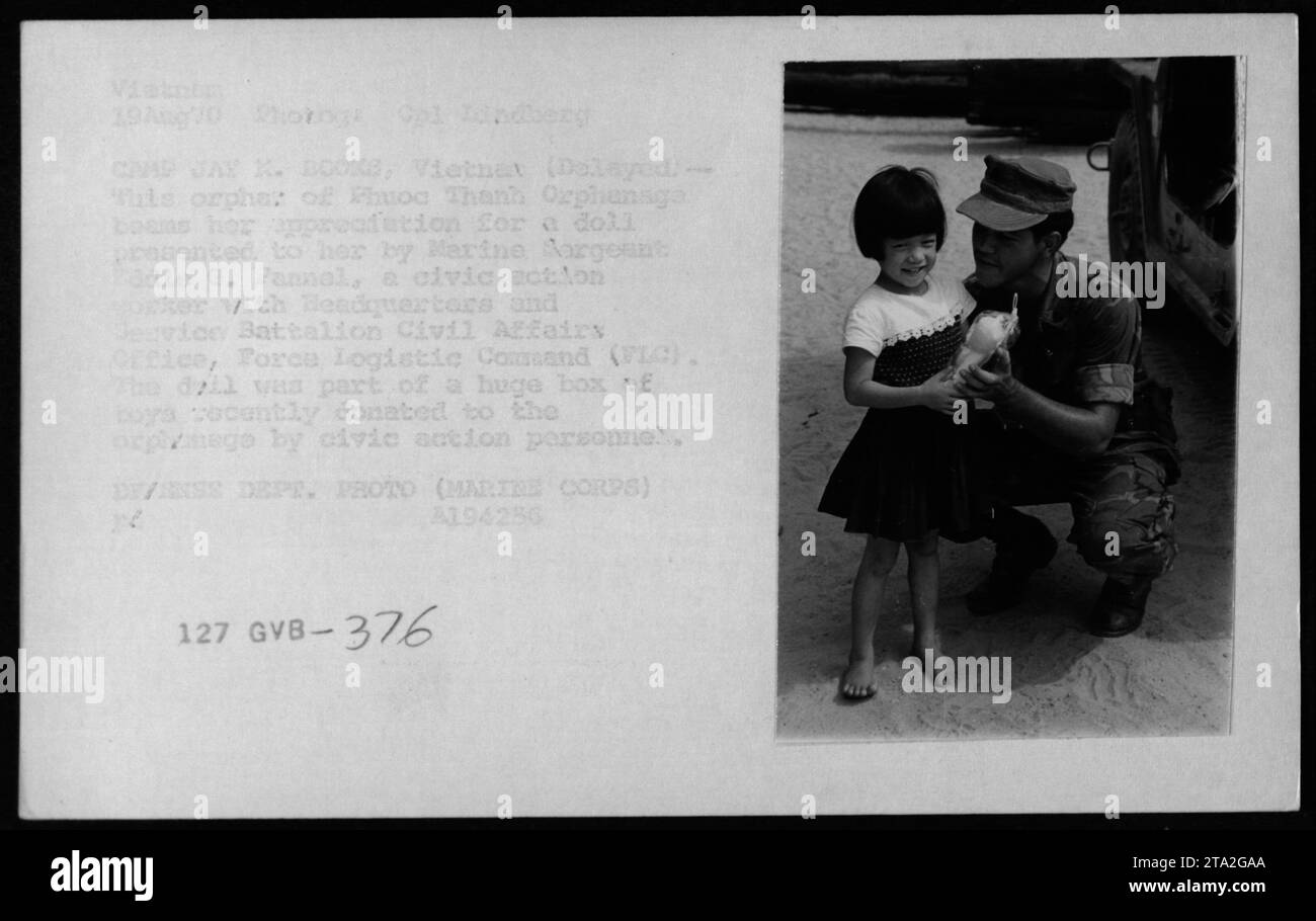 Orphelin de Phuoc Thanh orphelinat exprime sa gratitude après avoir reçu une poupée donnée du sergent de Marine Fadte G. Pannal le 19 août 1970 au Camp Jay K. Books, Vietnam. La poupée faisait partie d'un don plus important fait par les travailleurs de l'action civique du Bureau des affaires civiles du quartier général et du bataillon de services, du Commandement logistique de la Force. ID IMAGE : A194256 127 GVB-376. Banque D'Images