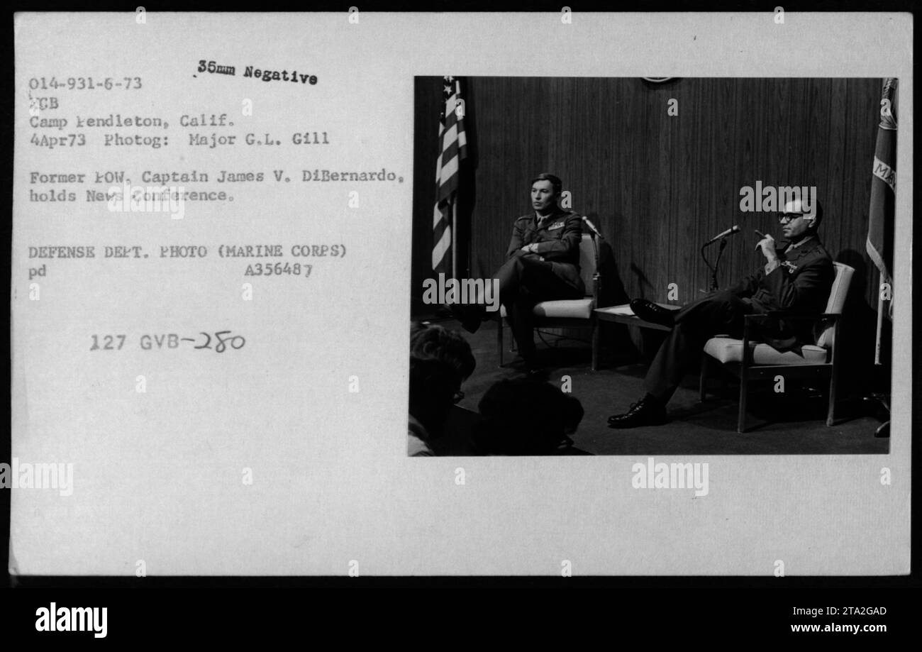 Le 4 avril 1973, l'ancien capitaine de prisonniers de guerre James V. DiBernardo a tenu une conférence de presse au camp NCB Kendleton, en Californie, dans le cadre de l'opération Homecoming, guerre du Vietnam. Banque D'Images