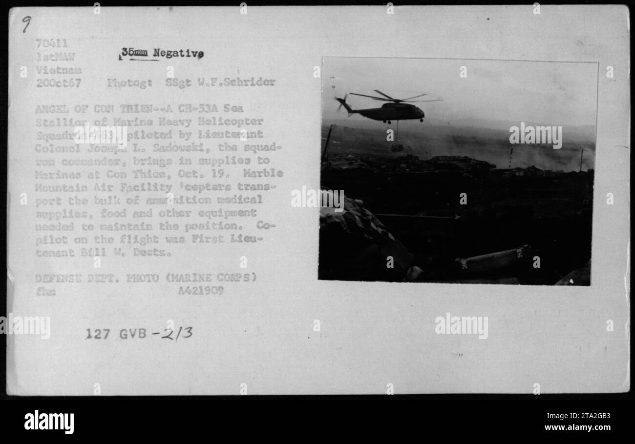 Le Marine Heavy Helicopter Squadron-463 livre des fournitures à une position à con Thien le 19 octobre 1967. L'hélicoptère CH-53a Sea Stallion, piloté par le lieutenant-colonel Joseph L. Sadowski, transporte des munitions, des fournitures médicales, de la nourriture et d'autres équipements essentiels pour soutenir les troupes. Le co-pilote, le premier lieutenant Bill W. Dests est aussi à bord.' Banque D'Images