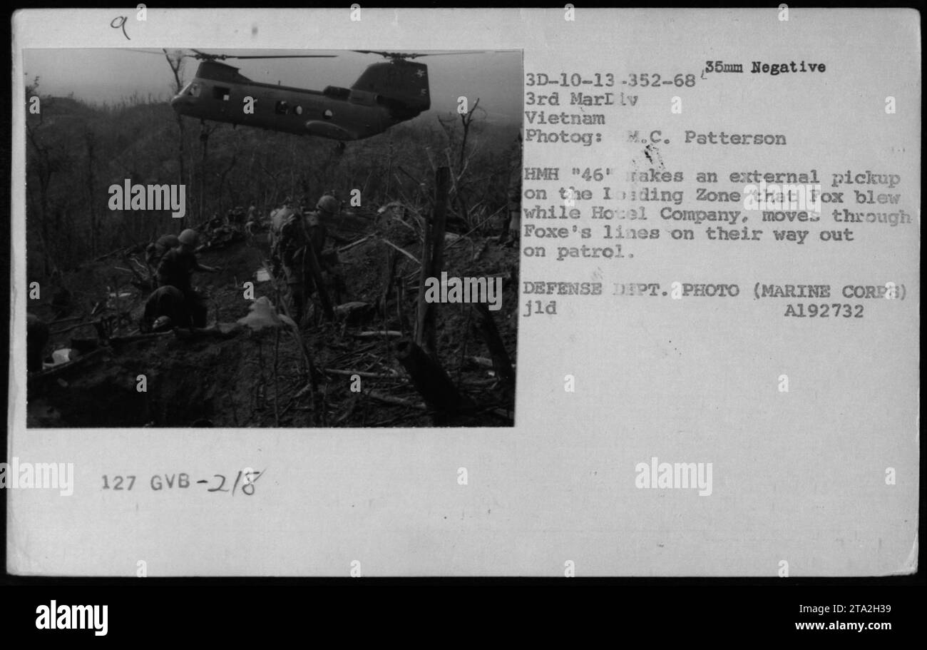 Un hélicoptère CH-46 effectue un captage externe sur la zone de chargement qui a été bombardée par la Fox Company pendant que la compagnie hôtelière se déplace dans la zone en patrouille. Cette photographie a été prise pendant la guerre du Vietnam par M.C. Patterson et fait partie de la collection de photos du ministère de la Défense. (Légende basée sur les informations fournies) Banque D'Images