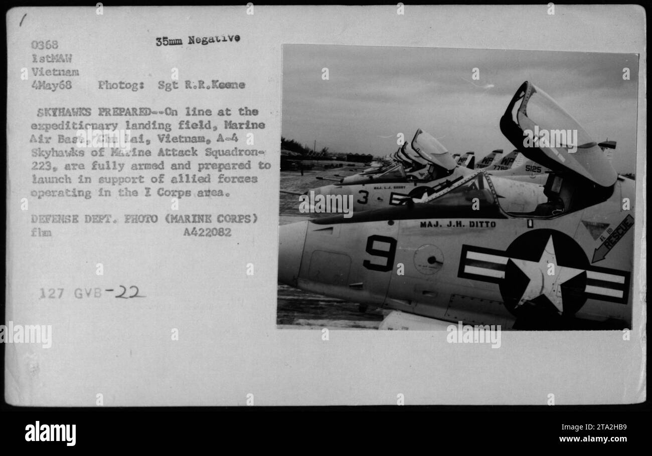 Le Marine Attack Squadron-223 A-4 Skyhawks est vu en ligne sur le terrain d'atterrissage expéditionnaire de la base aérienne des Marines, Chu Lai, Vietnam le 4 mai 1968. Les Skyhawks sont entièrement armés et prêts à lancer en soutien aux forces alliées opérant dans la zone du I corps. La photographie a été prise par le Sgt R.R. Keene et est une photo du ministère de la Défense (corps des Marines). Banque D'Images