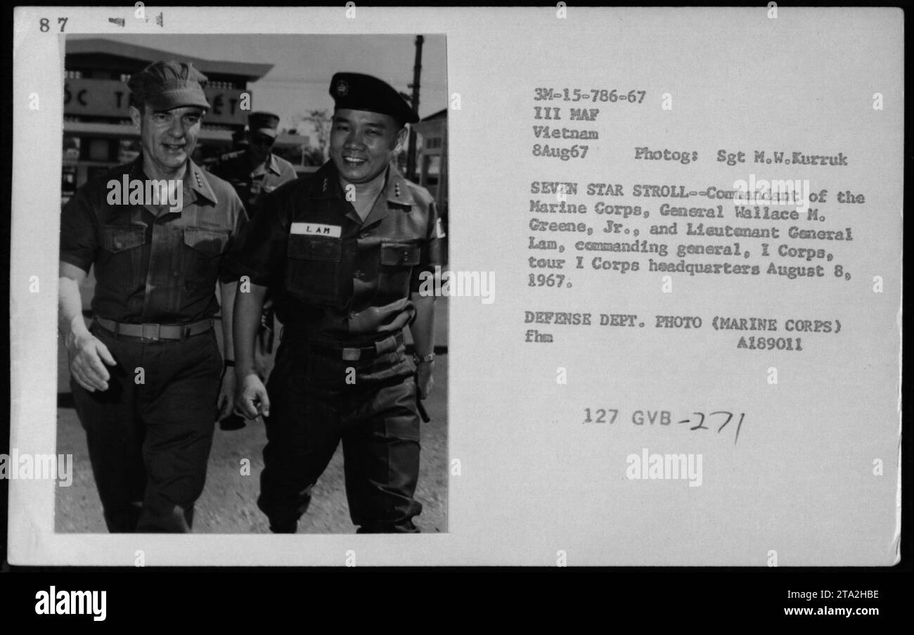 Le commandant du corps des Marines, le général Wallace M. Greene, Jr. Et le lieutenant-général Lam, commandant général du I corps, sont photographiés en visite au quartier général du I corps le 8 août 1967. La photo a été prise par le sergent M.W. Kurruk et fait partie de la collection de photographies du ministère de la Défense documentant les activités militaires américaines pendant la guerre du Vietnam. Banque D'Images