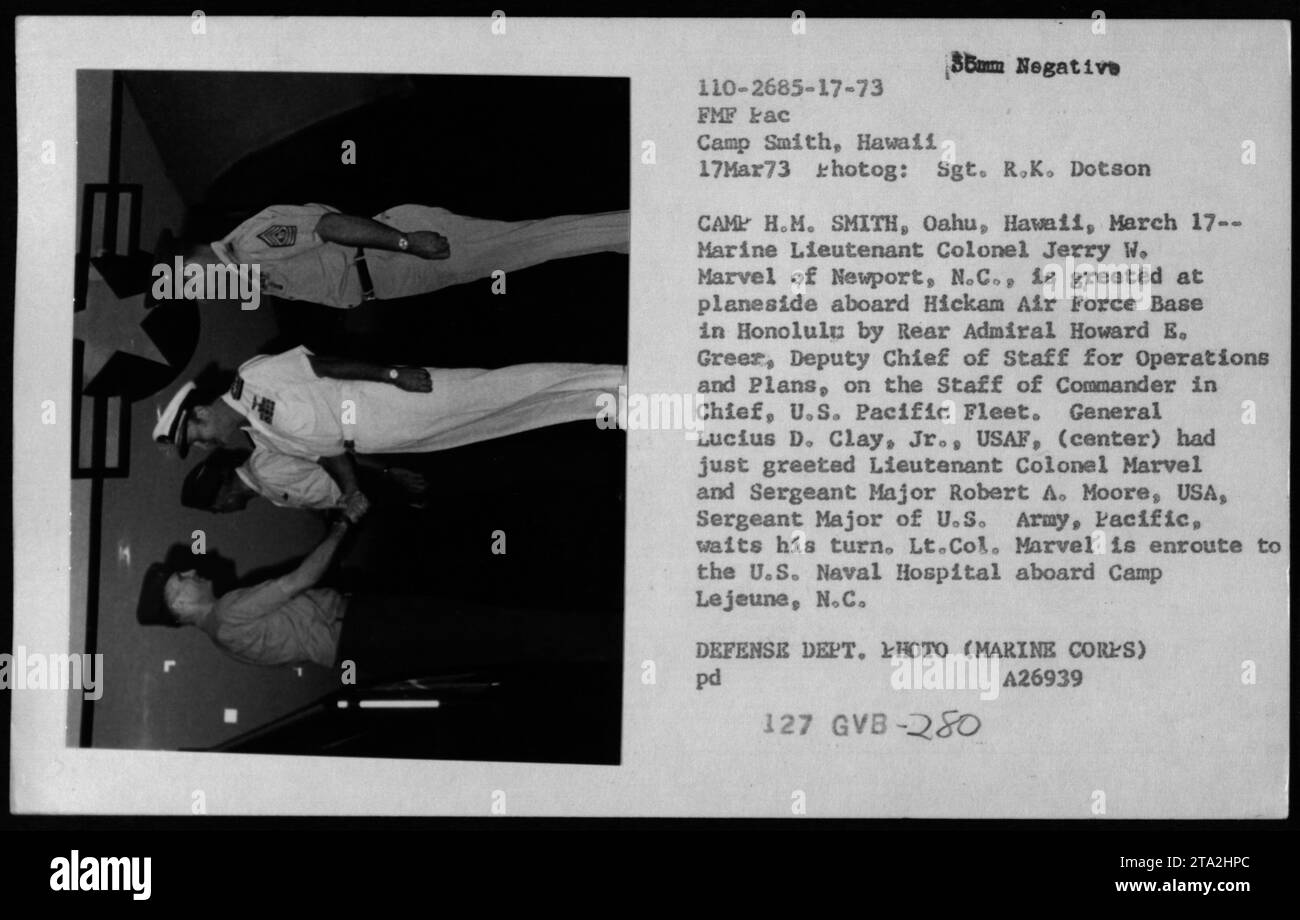 Le lieutenant-colonel Jerry W. Marvel est accueilli par le contre-amiral Howard B. Greer à bord de la base aérienne de Hickam à Honolulu dans le cadre de l'opération Homecoming, le rapatriement des prisonniers de guerre américains. Le lieutenant-colonel Marvel est en route pour l'hôpital naval américain à bord du Camp Lejeune, N.C. le sergent-major Robert A. Moore et le général Lucius D. Clay, Jr. Également montrés. Banque D'Images