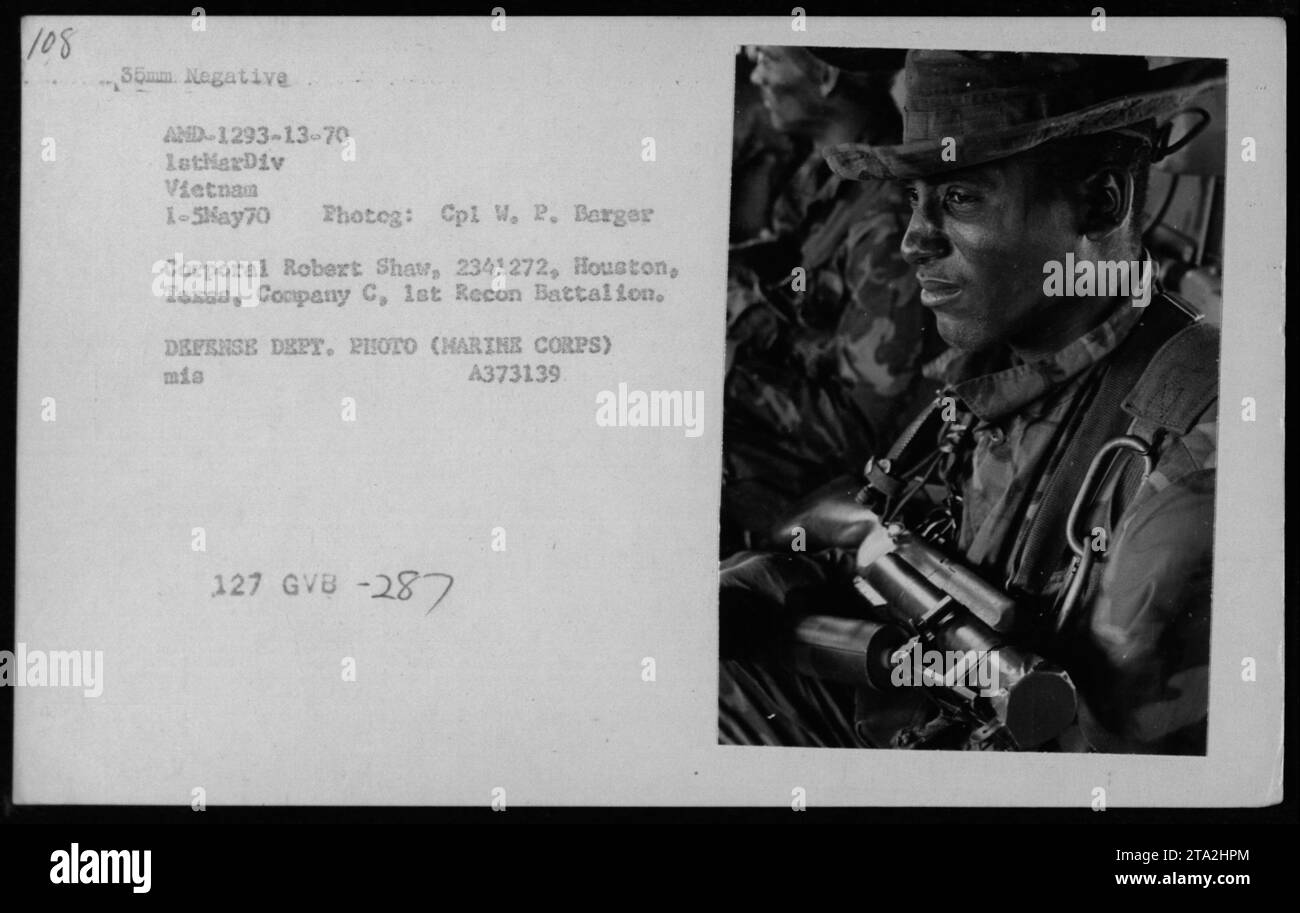 Le Cpl Robert Shaw de la compagnie C, 1er Bataillon de reconnaissance, patrouille dans une zone non identifiée au Vietnam le 1er mai 1970, photographié dans le cadre d'opérations militaires américaines pendant la guerre du Vietnam. Banque D'Images