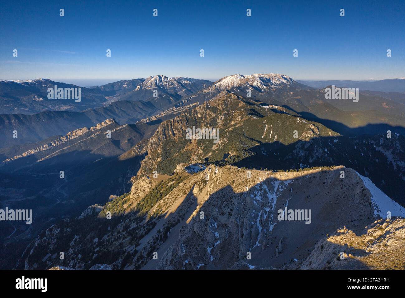 Vue aérienne du sommet enneigé de la Tosa d'Alp un matin d'hiver (Cerdanya, Catalogne, Espagne, Pyrénées) ESP : Vista aérea de la cima de la Tosa Banque D'Images