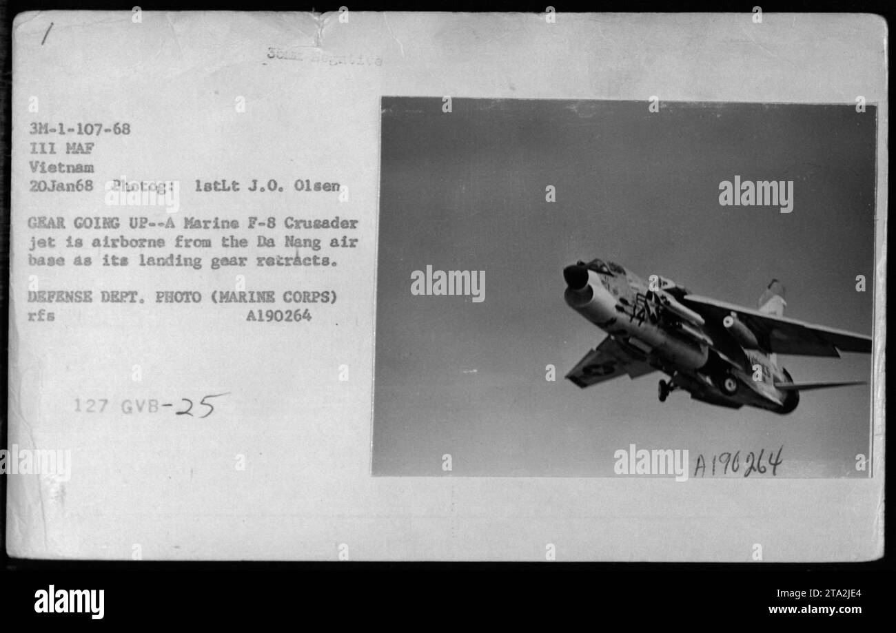 Un avion à réaction Marine F-8 Crusader décolle de la base aérienne de Da Nang au Vietnam le 20 janvier 1968. Sur cette photo, le train d'atterrissage de l'avion se rétracte lorsqu'il prend l'air. L'image a été capturée par 1stLt J.0. Olsen et est une photographie du ministère de la Défense. (Légende : un avion à réaction Marine F-8 Crusader décolle de la base aérienne de Da Nang avec un train d'atterrissage rétractable. Photo de 1stLt J.0. Olsen, 20 janvier 1968. Photographie du ministère de la Défense.) Banque D'Images