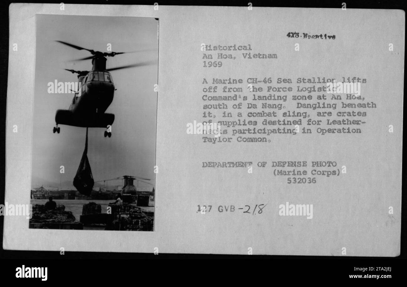 Hélicoptère Marine CH-46 Sea Stallion décollant de la zone d'atterrissage à an Hoa, Vietnam en 1969. L'hélicoptère soulève des caisses de fournitures dans une élingue de combat pour les Marines participant à l'opération Taylor Common. Cette photographie a été prise par le ministère de la Défense et est étiquetée Marine corps photo 532036 127 GVB-2/8. Banque D'Images