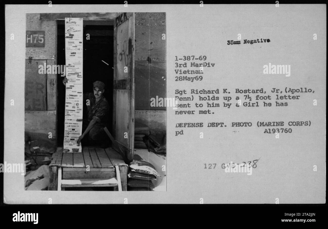 Le Sgt Richard K. Bostard, Jr., d'Apollo, Pennsylvanie, tient une lettre de 7 mètres de long qui lui a été envoyée par une fille qu'il n'a jamais rencontrée alors qu'il servait au Vietnam. La photographie a été prise le 28 mai 1969, dans la 3e Division des Marines. Il s'agit d'une photo officielle du ministère de la Défense (Marine corps) avec l'identifiant A193760 et le code GVB-238. Banque D'Images