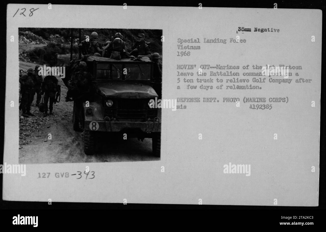 Le 1er peloton Marines quitte le poste de commandement du bataillon sur un camion de 5 tonnes pour relever la Golf Company au Vietnam en 1968, avec des jeeps, des camions et des buggies dunaires visibles. Banque D'Images