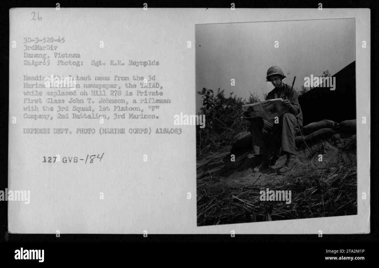 Le soldat de première classe John T. Johnson de la 3e division des Marines lit la TRIADE, le journal de la division, alors qu'il était stationné sur la colline 278 à Daneng, au Vietnam, le 24 avril 1965. Le PFC Johnson sert comme tireur dans le 3e escadron du 1e peloton de la compagnie P, 2e bataillon, 3e Marines. Photo du département de la Défense prise par le sergent R.R. Reynolds.' Banque D'Images