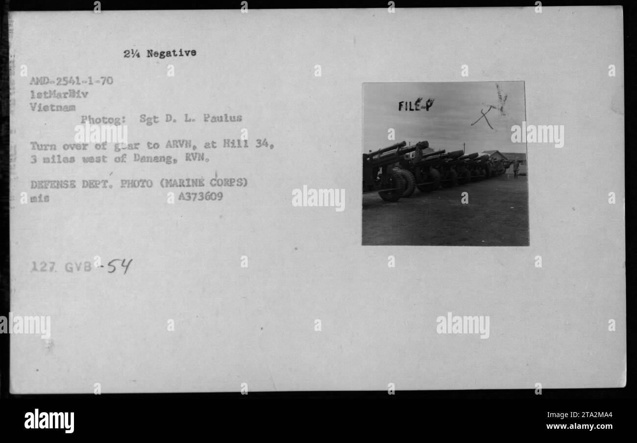 Le Sgt D.L. Paulus du corps des Marines capture le moment où les troupes américaines remettent de l'équipement à l'ARVN (Armée de la République du Vietnam) sur la colline 34, située à cinq miles à l'ouest de Danang, Vietnam. Cette photographie, étiquetée '54 - Artillerie - 1970', fait partie de la collection du Département de la Défense et a été prise avec un négatif de 2 1/4. Banque D'Images