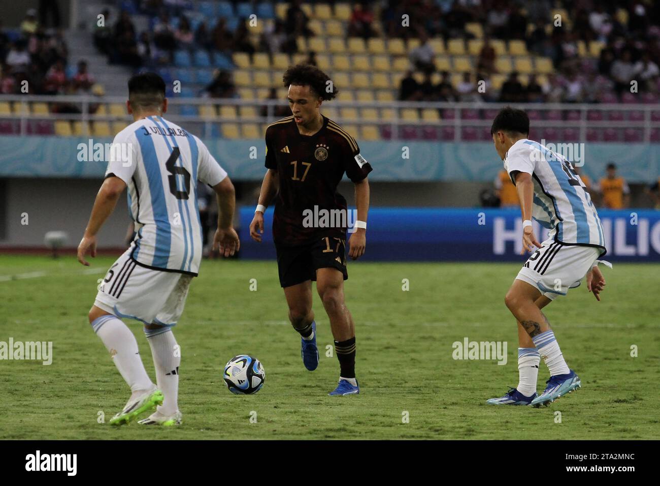 Surakarta, Java central, Indonésie. 28 novembre 2023. ERIC DA SILVA MOREIRA de l'Allemagne (C) court avec le ballon lors du match de demi-finale de la coupe du monde U-17 de la FIFA entre l'Argentine et l'Allemagne au stade Manahan. (Image de crédit : © Angga Budhiyanto/ZUMA Press Wire) USAGE ÉDITORIAL SEULEMENT! Non destiné à UN USAGE commercial ! Banque D'Images