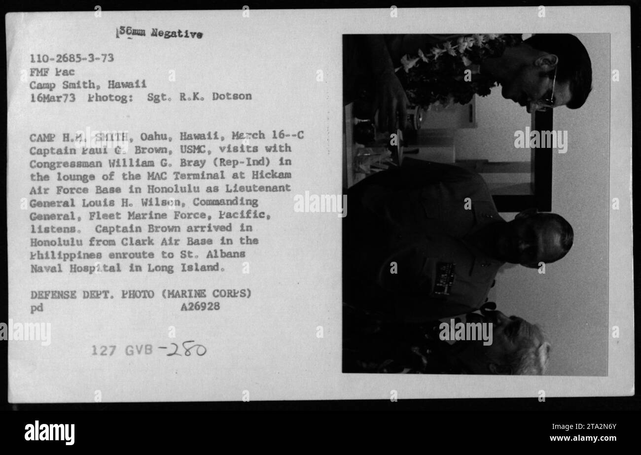 Le capitaine de l'USMC Kaul G. Brown est vu converser avec le membre du Congrès William G. Bray dans le salon du MAC terminal à la base aérienne de Hickam à Honolulu. Le lieutenant-général Louis H. Wilson, commandant général de la Force maritime de la flotte, Pacifique, est également présent. Cette image a été prise lors du rapatriement de prisonniers de guerre des Marines américaines dans le cadre de l'opération Homecoming le 16 mars 1973. Banque D'Images