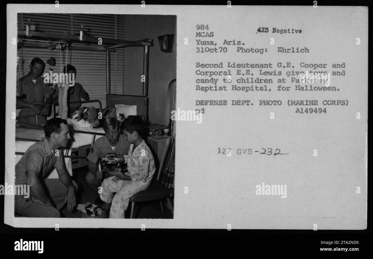 Le lieutenant G.E. Cooper et le caporal E.E. Lewis distribuent des jouets et des bonbons aux enfants de l'hôpital baptiste Parkview à l'Halloween à MCAS Yuma, Arizona, en octobre 1970. La photographie capture l'acte de générosité du personnel militaire dans le cadre des activités militaires américaines pendant la guerre du Vietnam. Banque D'Images