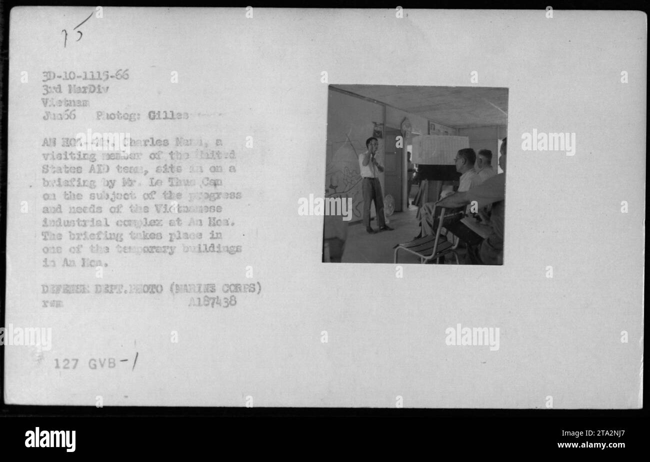 Le personnel militaire américain et M. Charles Nari, membre de l'équipe faits, assistent à une réunion d'information de M. le Thus CEP sur les progrès et les besoins du complexe industriel vietnamien à an Hoa en juin 1966. Le briefing a lieu dans un bâtiment temporaire sur le site d'an Hoa. [Photo DU DOD : A187438 GVB-127 (corps des Marines)] Banque D'Images