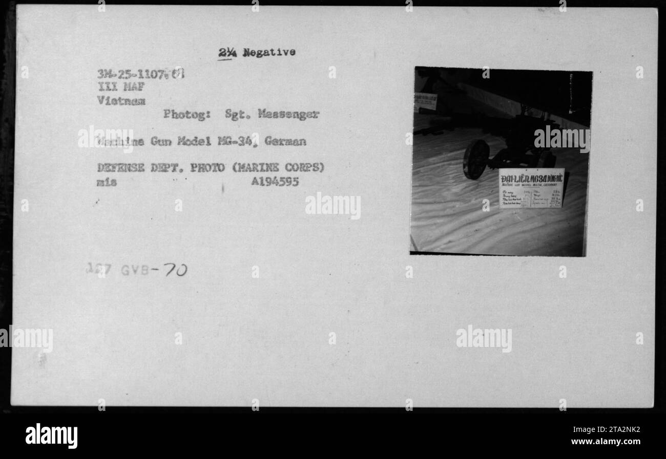 Sergent Messenger capturant des armes pendant la guerre du Vietnam. Cette photographie montre une mitrailleuse modèle MG-34, une arme allemande. Elle a été prise en 1969 au Vietnam et appartient à la collection de photos du ministère de la Défense. La photo capture les activités du personnel militaire américain pendant la guerre. Banque D'Images