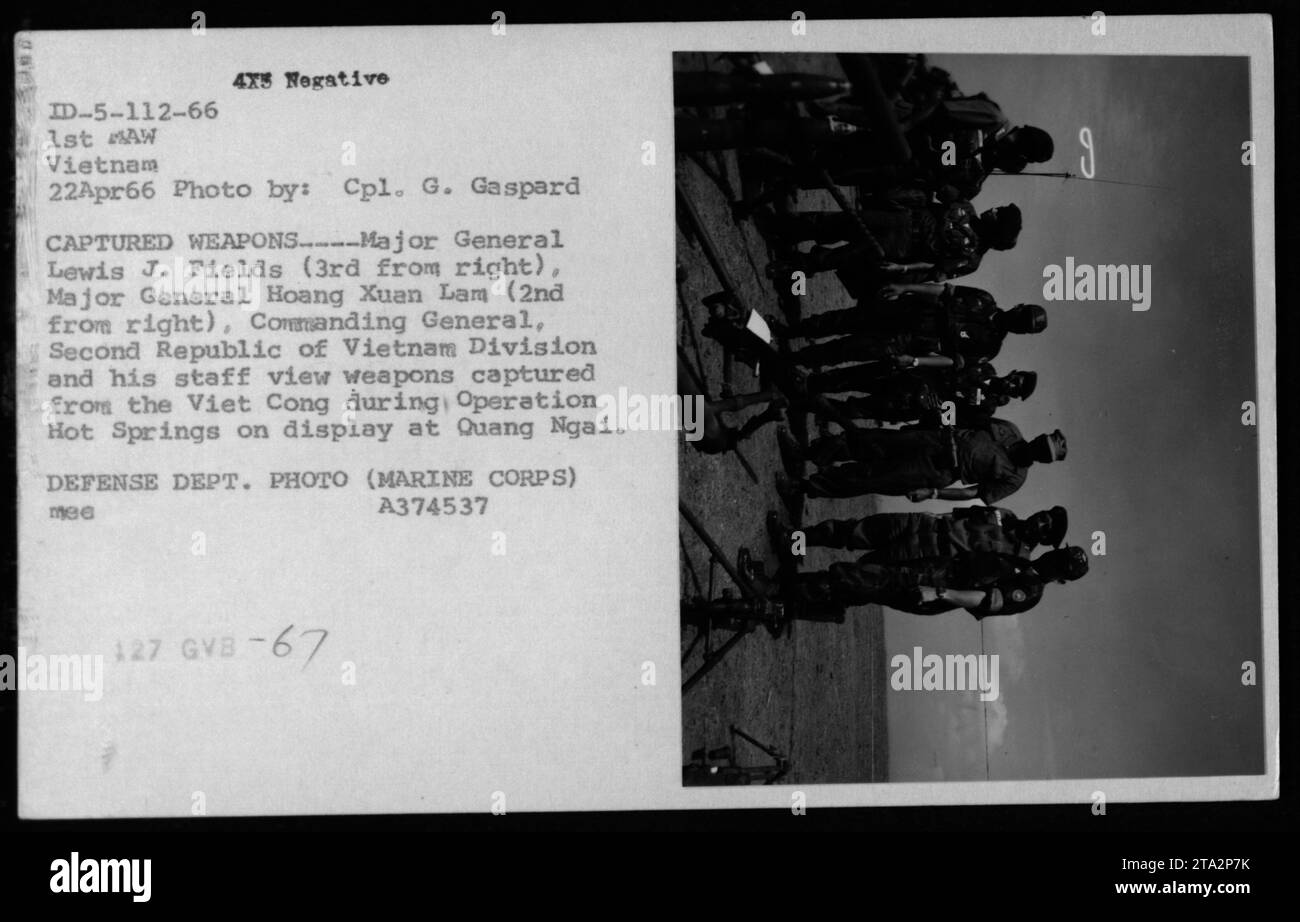 Les généraux Lewis J. Fields et Hoang Xuan Lam inspectent les armes Viet Cong capturées lors de l'opération Hot Springs à Quang Ngai le 22 avril 1966. Banque D'Images