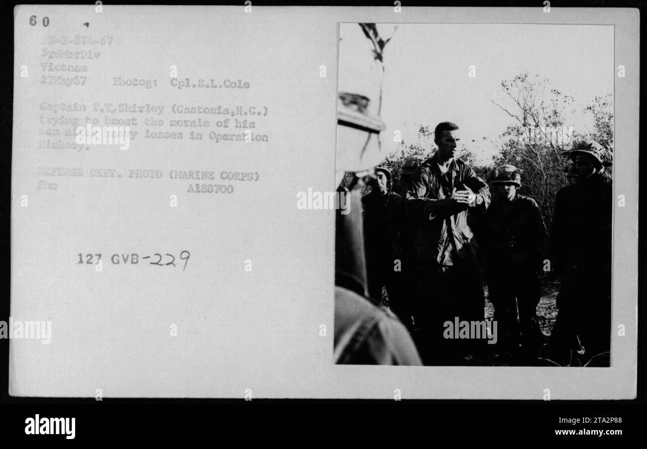 Le capitaine T.T. Shirley de Gastonia, en Caroline du Nord, tente de remonter le moral de son fils, à la suite de pertes importantes au cours de l'opération DEFENSE DEFT. Cette photographie, prise le 27 mai 1967, capture un moment de cœur entre un père servant dans le corps des Marines et son fils. Banque D'Images