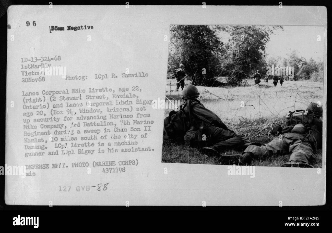 Le lance Caporal Milo Lirette (à droite) et le Caporal Lanos Ervin Bigay ont mis en place des mesures de sécurité pour l'avancement des Marines lors d'un balayage à Chau son II Hamlet, près de Danang, Vietnam. Lirette est mitrailleuse et Bigay est son assistant. Photo prise le 20 novembre 1968 par le lcpl R. Sanville.' Banque D'Images