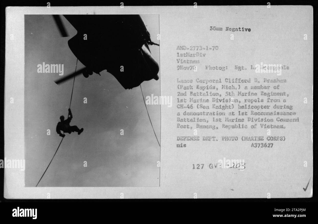 Le Caporal Clifford D. Branham de la 1e Division des Marines est vu repoussant d'un hélicoptère CH-46 lors d'une démonstration au poste de commandement du 1e Bataillon de reconnaissance à Danang, Vietnam, le 9 novembre 1970. Cette image capture un moment d'extraction et d'insertion par hélicoptère pendant la guerre du Vietnam. Photo du sergent I. Drangoole. Banque D'Images