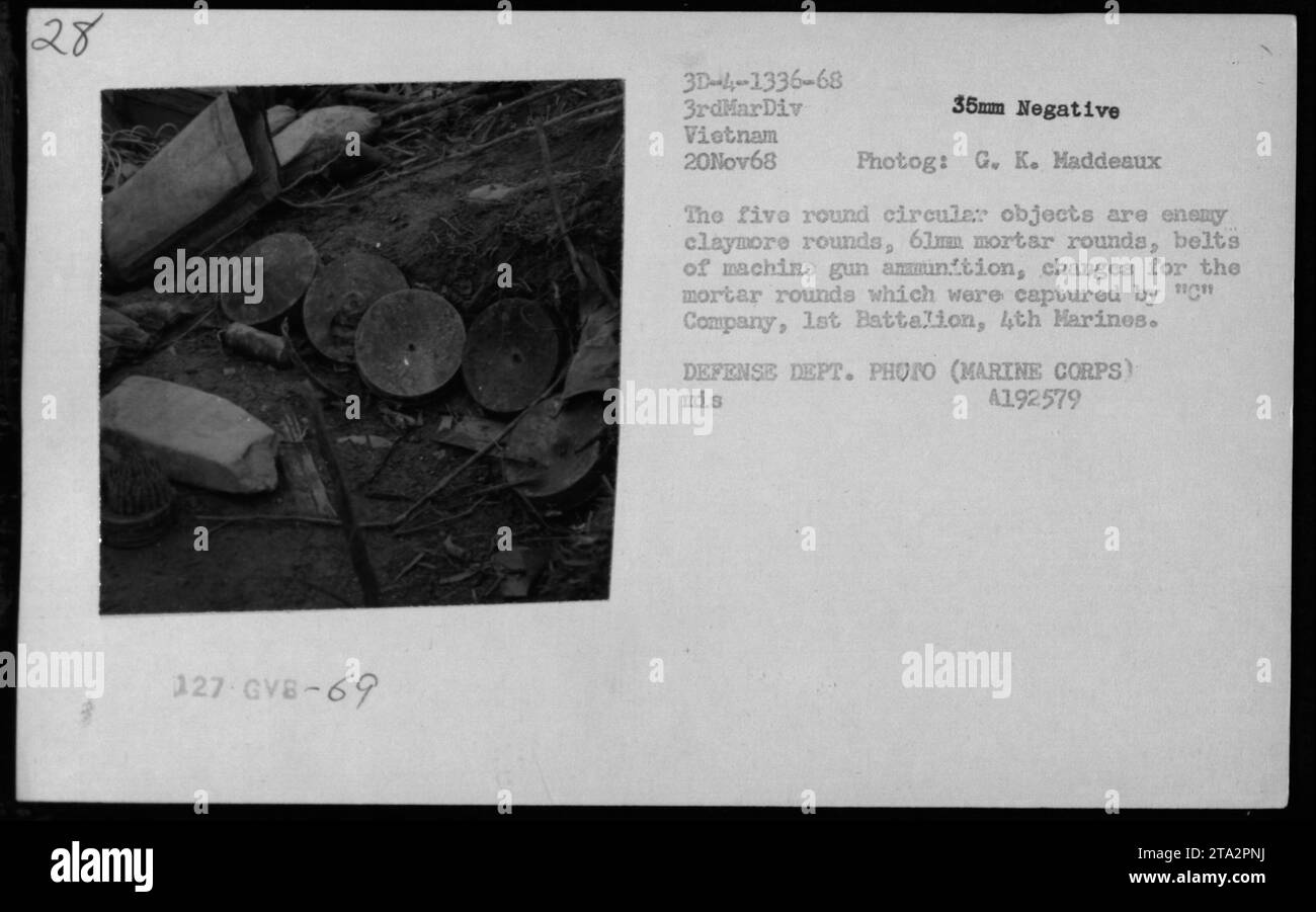 Les armes et munitions capturées, y compris des obus de Claymore ensnus, des obus de mortier de 61 mm, des ceintures de munitions de mitrailleuses et des charges de mortier, ont été exposées par la compagnie C, 1er bataillon, 4e Marines, Vietnam, le 20 novembre, 1968. photo de G. K. Maddeaux. Banque D'Images